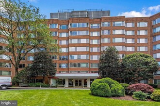 4000 Tunlaw Rd NW in Washington, DC - Building Photo - Building Photo
