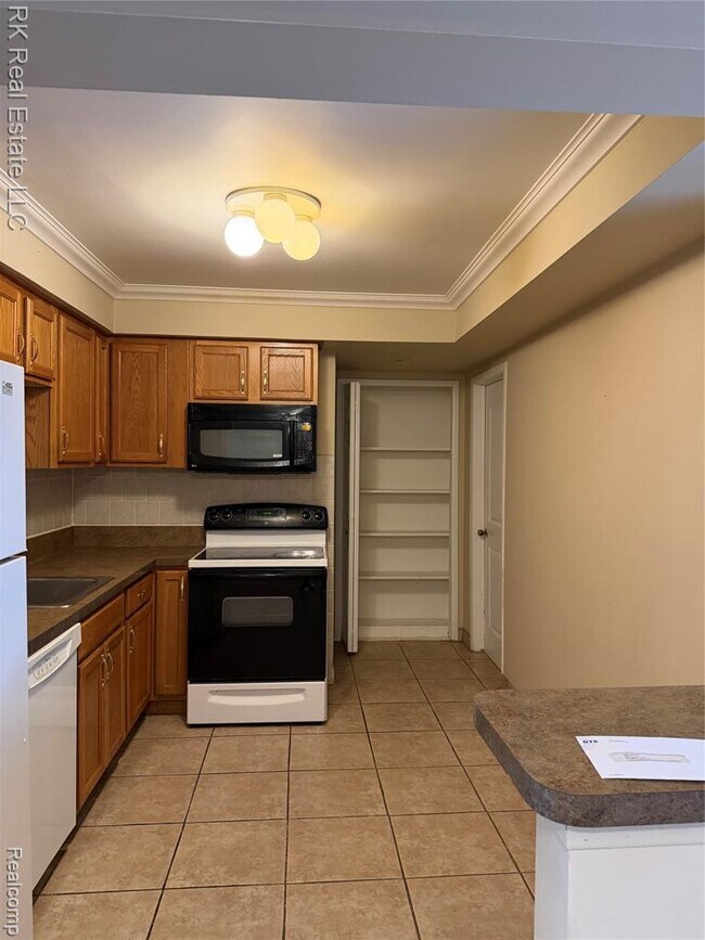 8237 Kennedy Cir N in Warren, MI - Building Photo - Building Photo