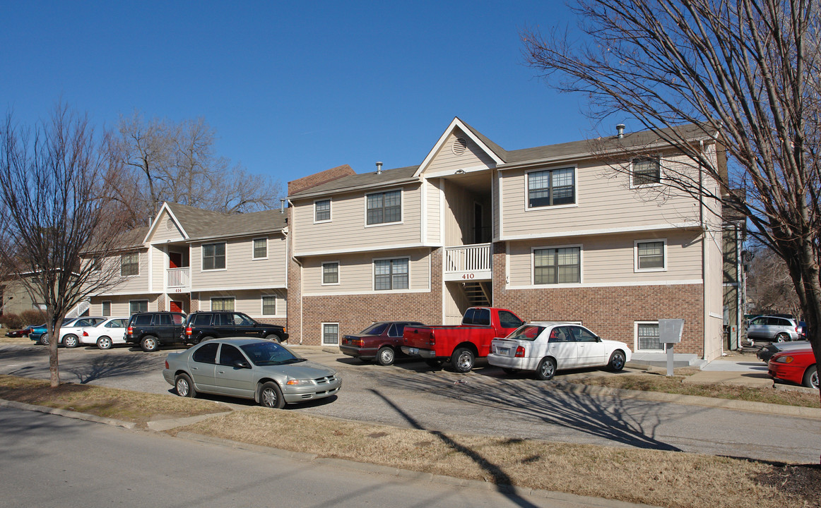 Abbotts Court in Lawrence, KS - Building Photo