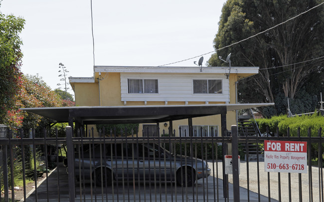 5947 Hilton St in Oakland, CA - Foto de edificio - Building Photo