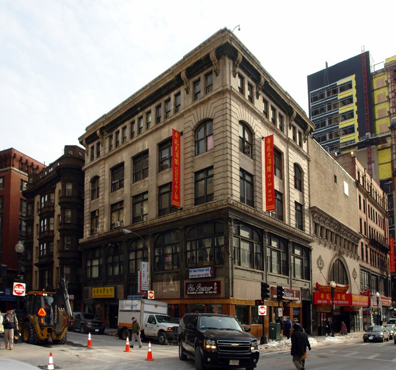 684 Washington St in Boston, MA - Building Photo