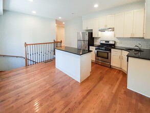 850 W Cornelia Ave, Unit 2n in Chicago, IL - Foto de edificio - Building Photo