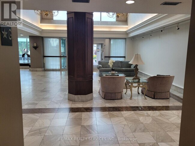 330 Mill St S in Brampton, ON - Building Photo - Building Photo