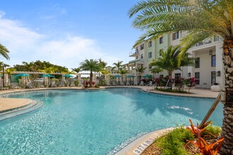 Emerald Bay in Hialeah, FL - Foto de edificio - Building Photo