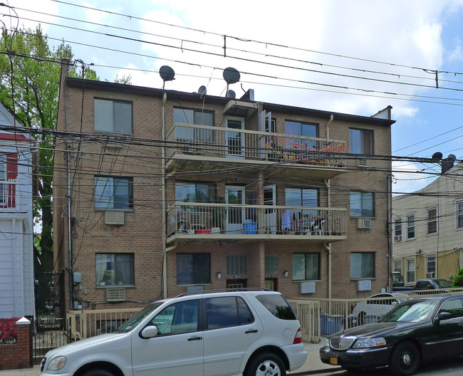 10450 48th Ave in Corona, NY - Foto de edificio - Building Photo