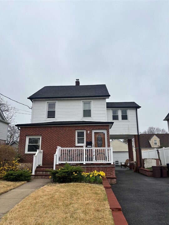 446 Winthrop St in Westbury, NY - Building Photo