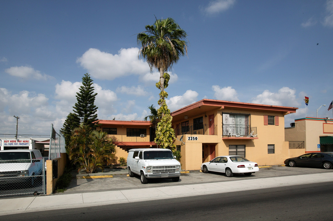 2350 Palm Ave in Hialeah, FL - Foto de edificio