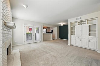 15151 Berry Trail, Unit 801 in Dallas, TX - Foto de edificio - Building Photo