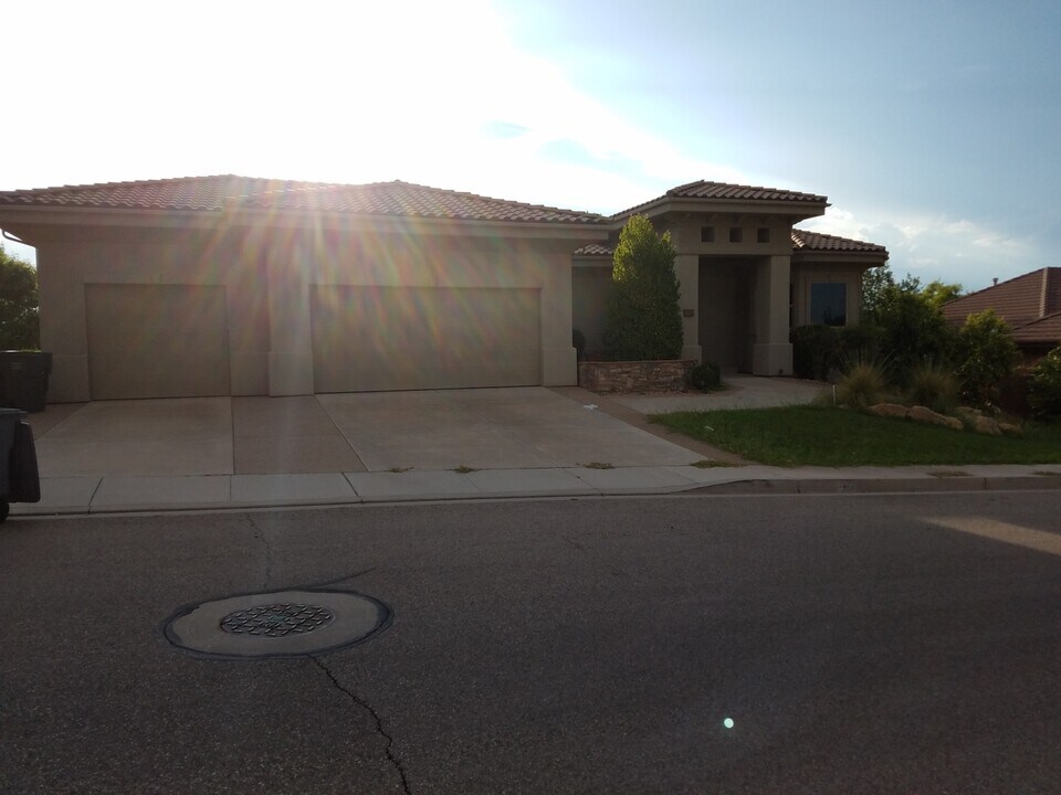 1468 Rocky Rd in Saint George, UT - Building Photo