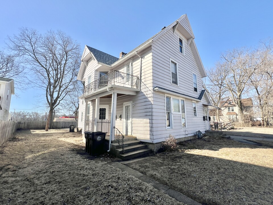 328 Kenwood Ave, Unit 1 in Beloit, WI - Building Photo