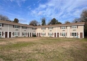 13 Hedge Ln in Portsmouth, VA - Building Photo