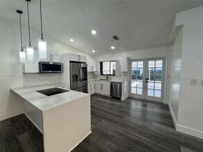 17528 NW 66th Pl in Hialeah, FL - Building Photo - Building Photo