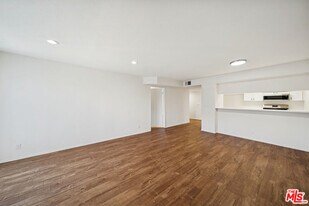 870 Crenshaw Blvd in Los Angeles, CA - Building Photo