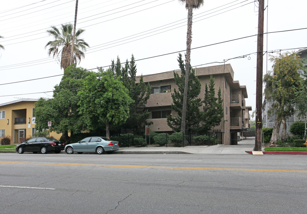 5130 Coldwater Canyon Ave in Sherman Oaks, CA - Building Photo