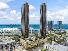 200 W Harbor Dr in San Diego, CA - Building Photo