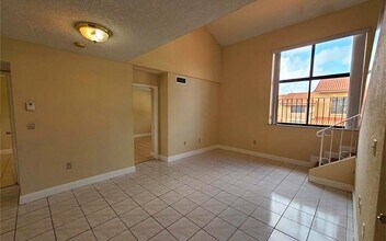 2710 W 60th Pl, Unit #202 in Hialeah, FL - Foto de edificio - Building Photo