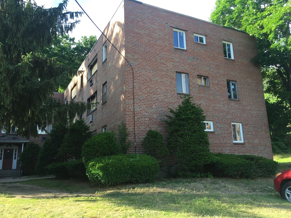 Bell Court Condos in East Hartford, CT - Building Photo