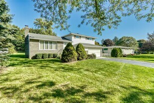 241 Willowcrest Dr in Rochester, NY - Building Photo