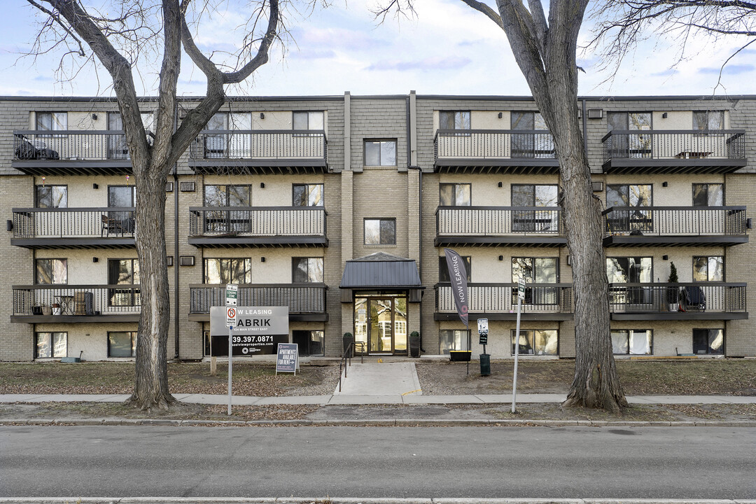 Fabrik in Saskatoon, SK - Building Photo