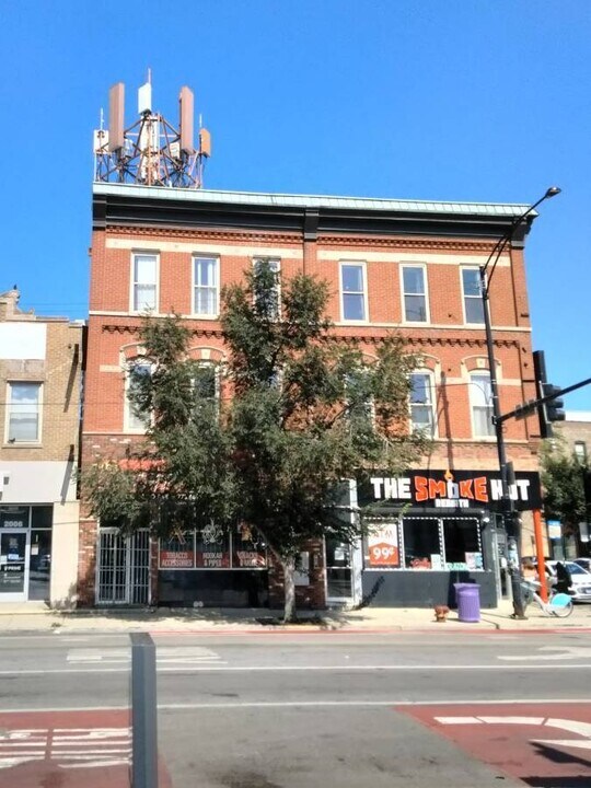 2002 W Chicago Ave in Chicago, IL - Building Photo
