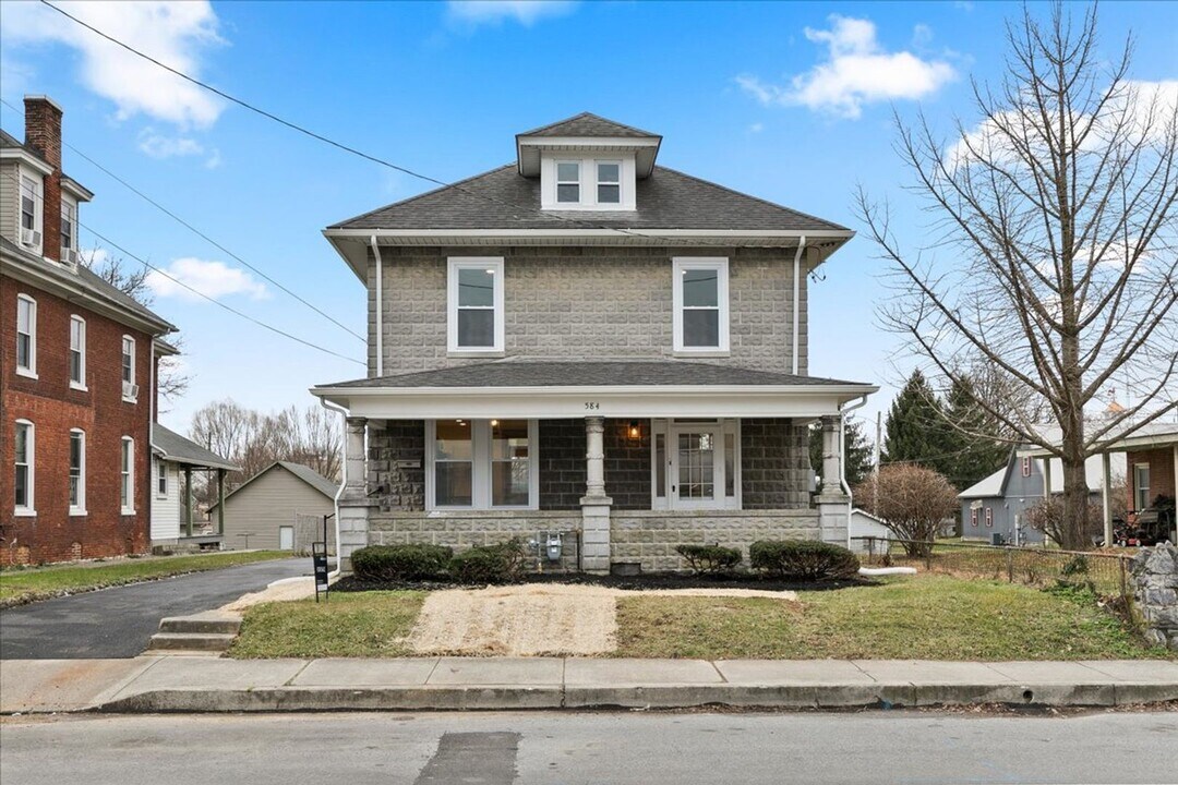 584 W Main St in Mount Joy, PA - Building Photo