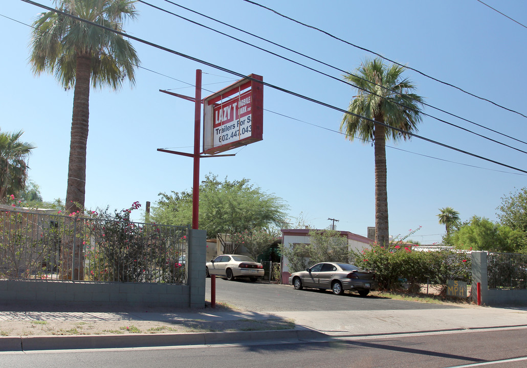 Lazy T Mobile Home Park in Phoenix, AZ - Foto de edificio