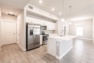 870 Columbia St in Port Charlotte, FL - Building Photo - Building Photo