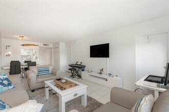 100 Lakeview Dr in Weston, FL - Foto de edificio - Building Photo