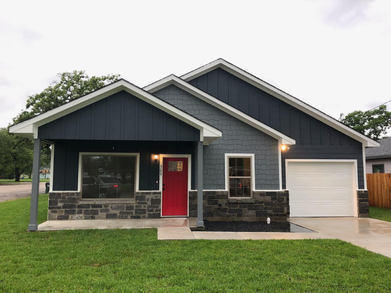 309 N Polk St in Giddings, TX - Building Photo