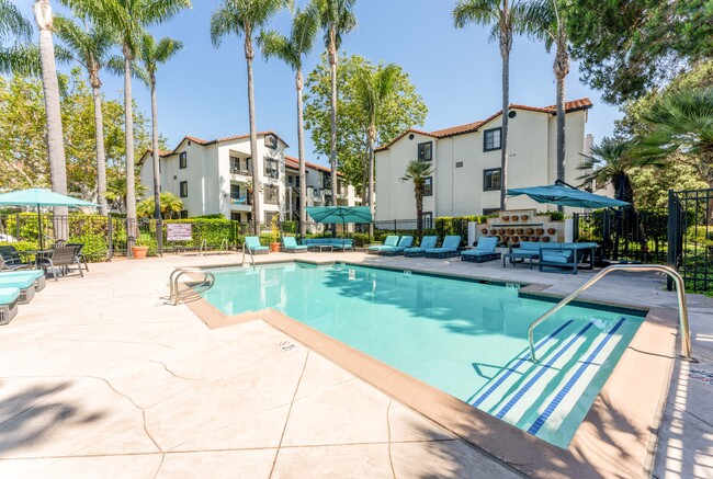 Mirada at La Jolla Colony Apartments in San Diego, CA - Foto de edificio - Building Photo