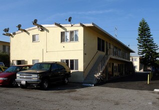 10212-10214 Felton Ave in Inglewood, CA - Foto de edificio - Building Photo