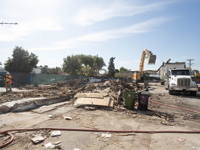 Goldfinch Apartments in North Hollywood, CA - Foto de edificio - Building Photo