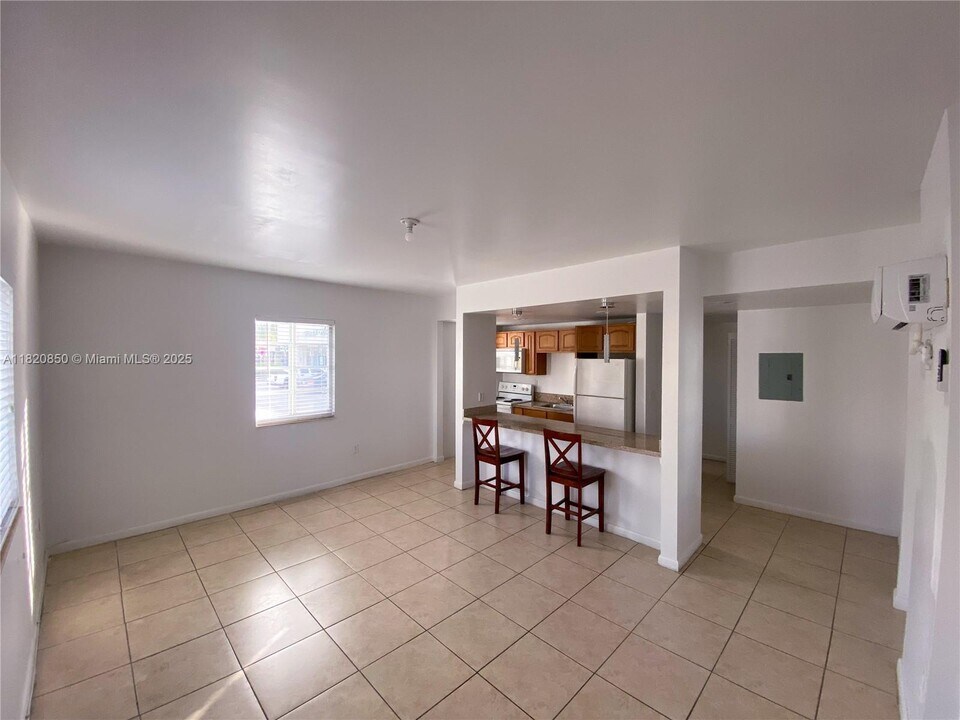 7130 Rue Versailles Dr in Miami Beach, FL - Building Photo