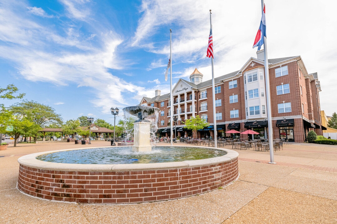 Kirkwood Station Plaza Apartments in Kirkwood, MO - Foto de edificio