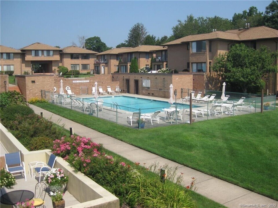 350 Grovers Ave in Bridgeport, CT - Building Photo