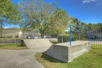 Oaks of Baytown Apartments in Baytown, TX - Building Photo - Building Photo