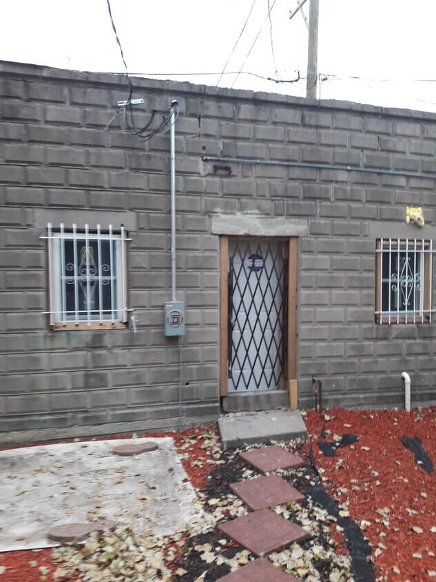 8936 S Cottage Grove Ave Apartments and Nearby Chicago Apartments For