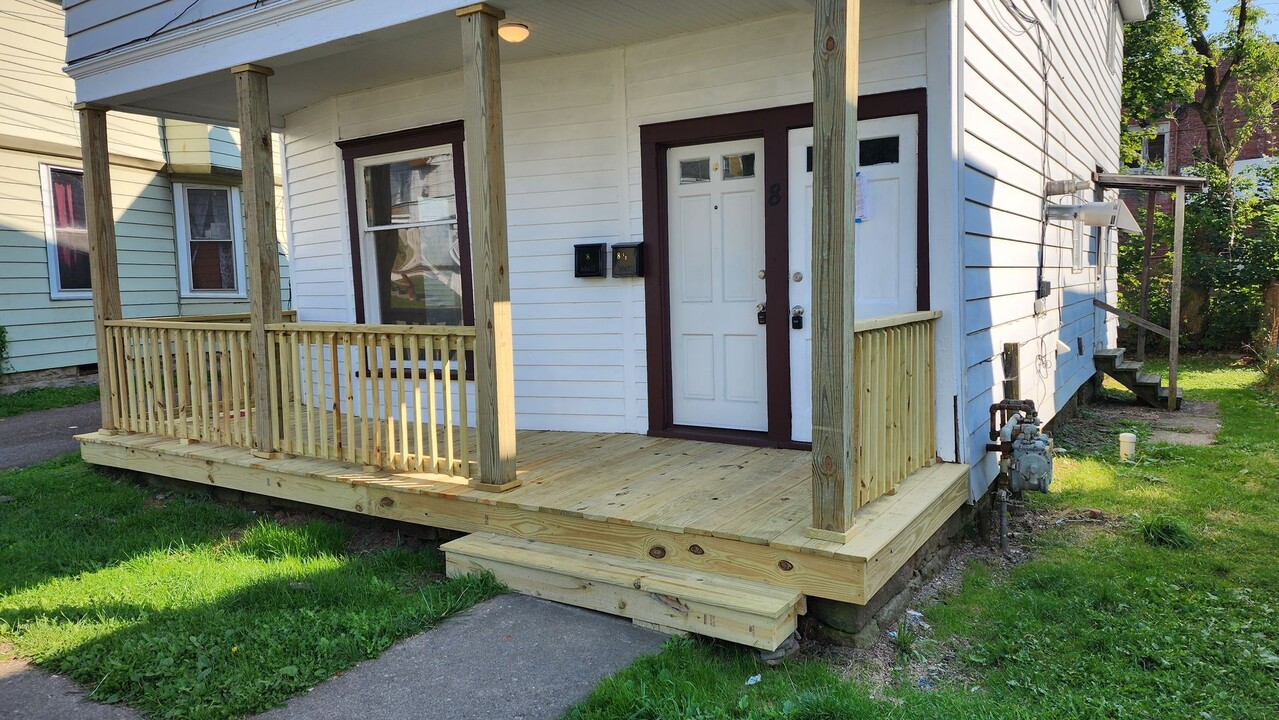 8 Walker Ave-Unit -Apartment 1 - Lower in Bradford, PA - Building Photo