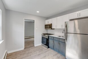 905 E Cliveden St in Philadelphia, PA - Building Photo