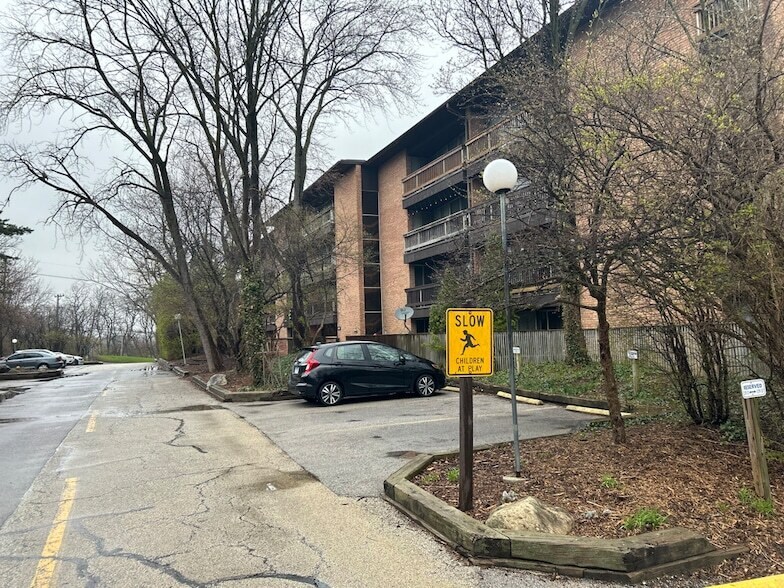 5500 Hillcrest Ln, Unit 1291L in Lisle, IL - Building Photo