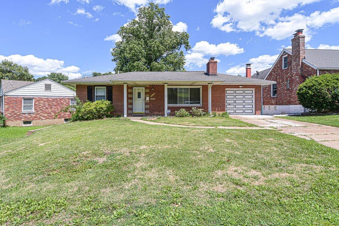 9310 Radio Dr in Affton, MO - Building Photo