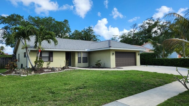 21324 Chinaberry Dr in Boca Raton, FL - Building Photo - Building Photo