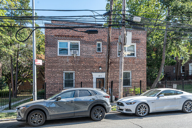 138-11 Roosevelt Ave in Flushing, NY - Foto de edificio - Building Photo