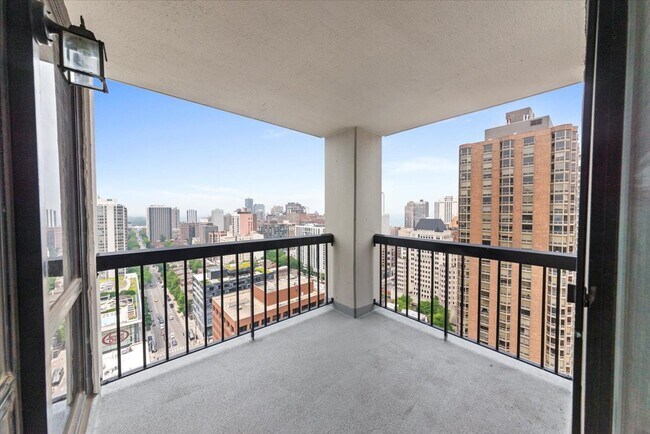 1122 N Clark St, Unit 2706 in Chicago, IL - Building Photo - Building Photo