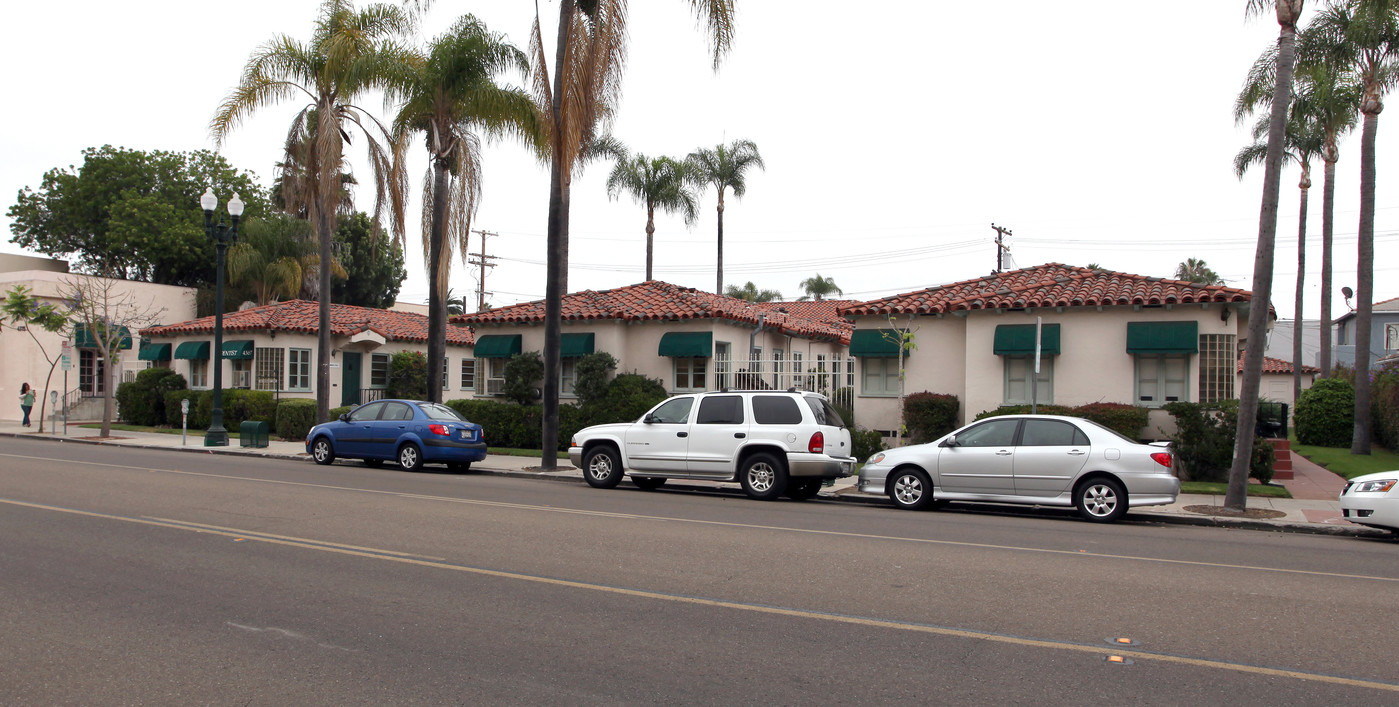 Casa Bella Court in San Diego, CA - Building Photo