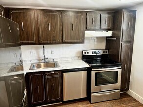 8351 Sands Point Blvd in Tamarac, FL - Foto de edificio - Building Photo