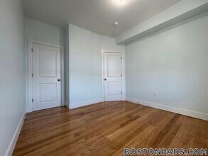 7 Carson St, Unit 3 in Boston, MA - Foto de edificio - Building Photo