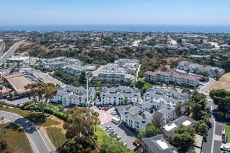 Salt & Vine Oceanside Apartments in Oceanside, CA - Foto de edificio - Building Photo