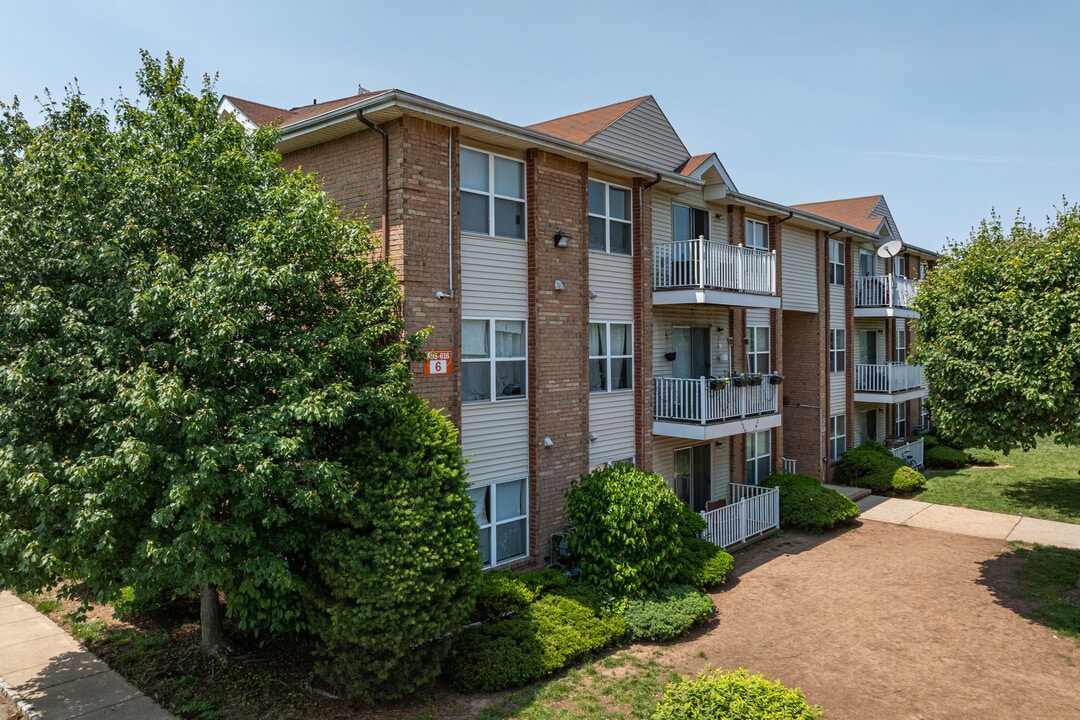 Forest View in Avenel, NJ - Foto de edificio