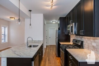 2211 W Eastwood Ave, Unit 2201-2E in Chicago, IL - Foto de edificio - Building Photo